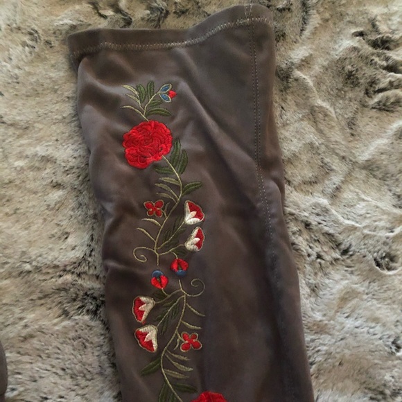 NWT Grey Floral Embroidered Classy & Trendy Boots - Picture 11 of 15